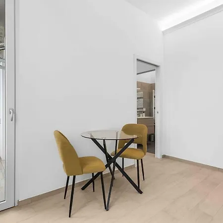 Premium With Balcony - Hospital Besta Apartment Mailand